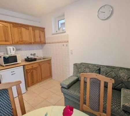 Apartmanhaz Cedrus 8 アパート *