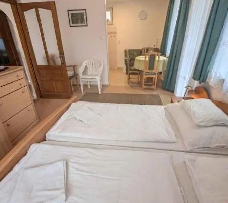 Apartmanhaz Cedrus 8 잘라카로쉬