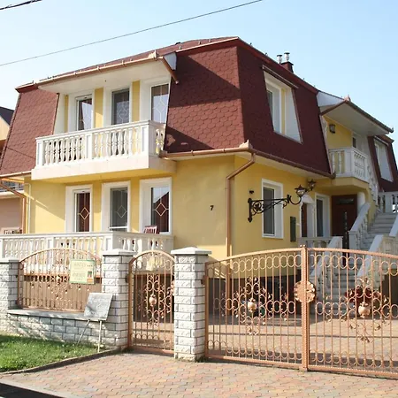 Apartmanhaz Cedrus 8 アパート